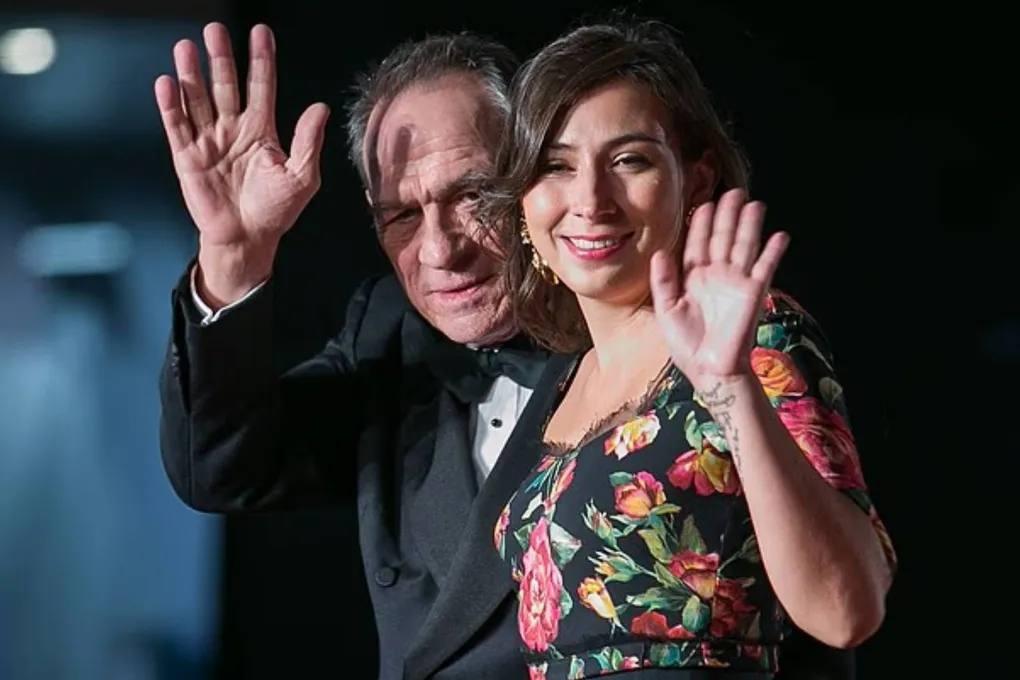 Какой кошмар. Дочь оскароносного актера Томми Ли Джонса найдена мертвой в отеле Сан-Франциско. Виктории Джонс было 34 года. Она умерла при очень загадочных обстоятельствах.💔