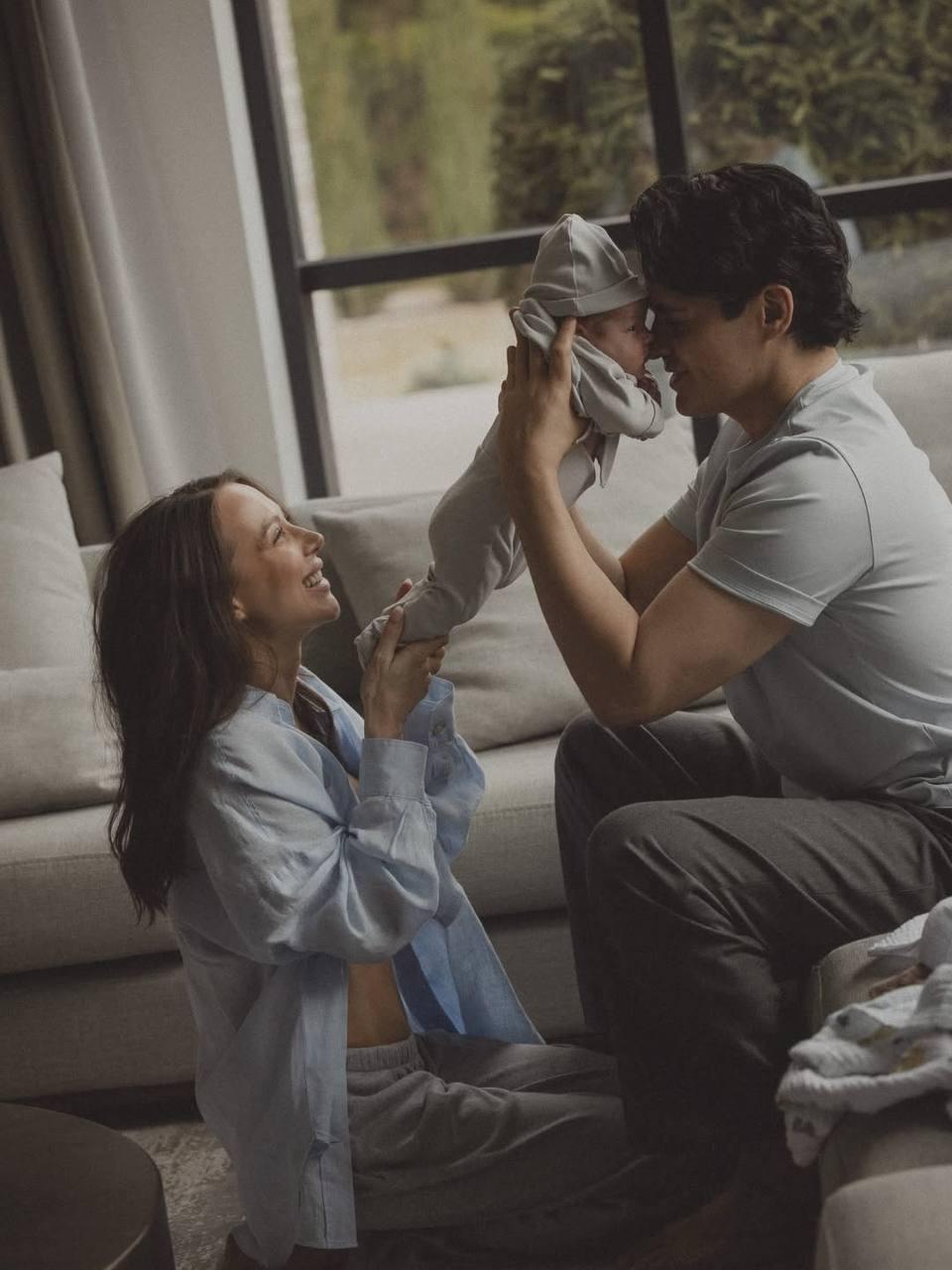 Лерчек с мужем Луисом показали трогательные кадры с их сыном - сегодня Даниэлю исполнилось два месяца.