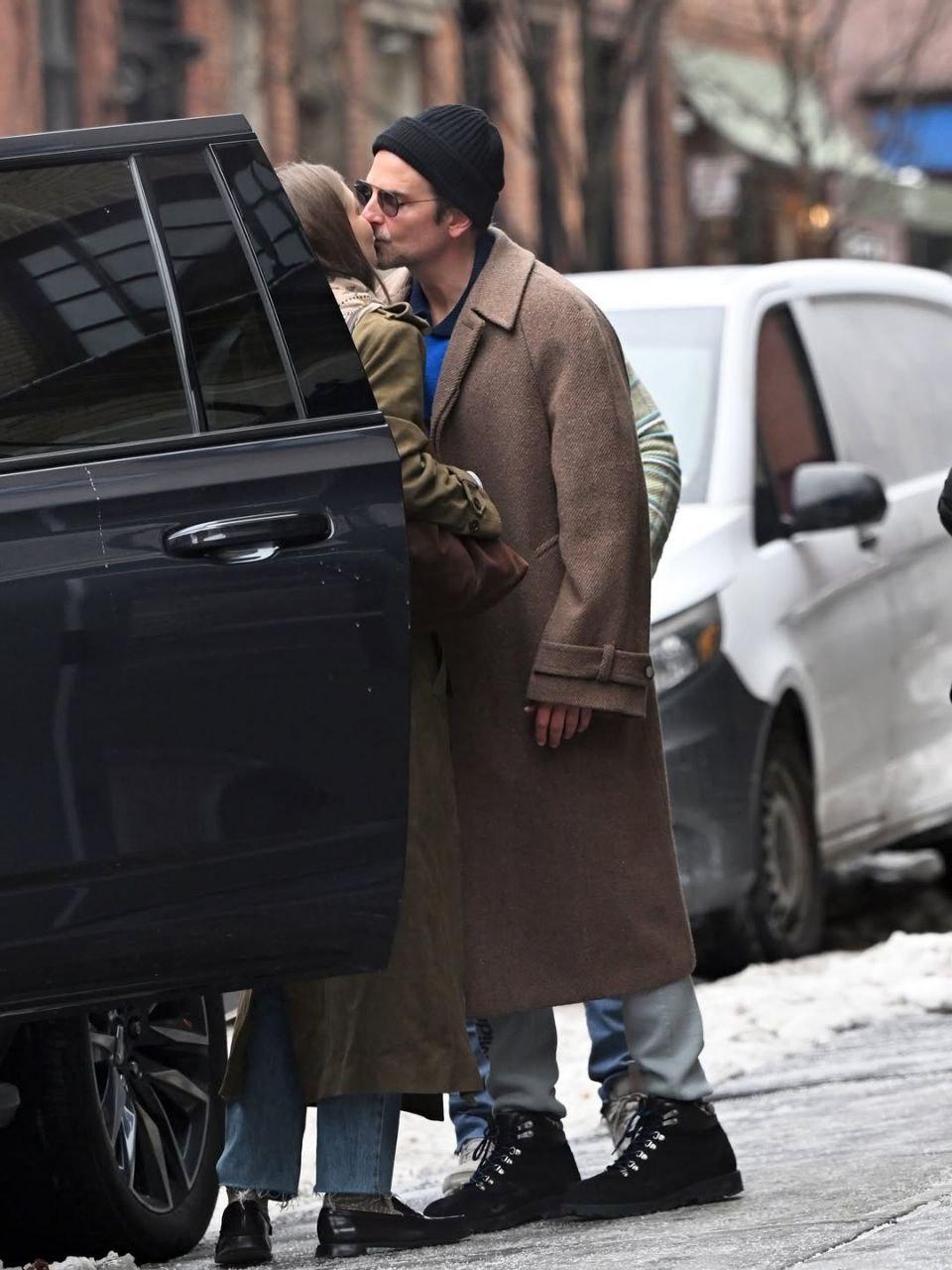 Счастливые Джиджи Хадид и Брэдли Купер тем временем милуются на улицах Нью-Йорка и делают вид, что новости не читают