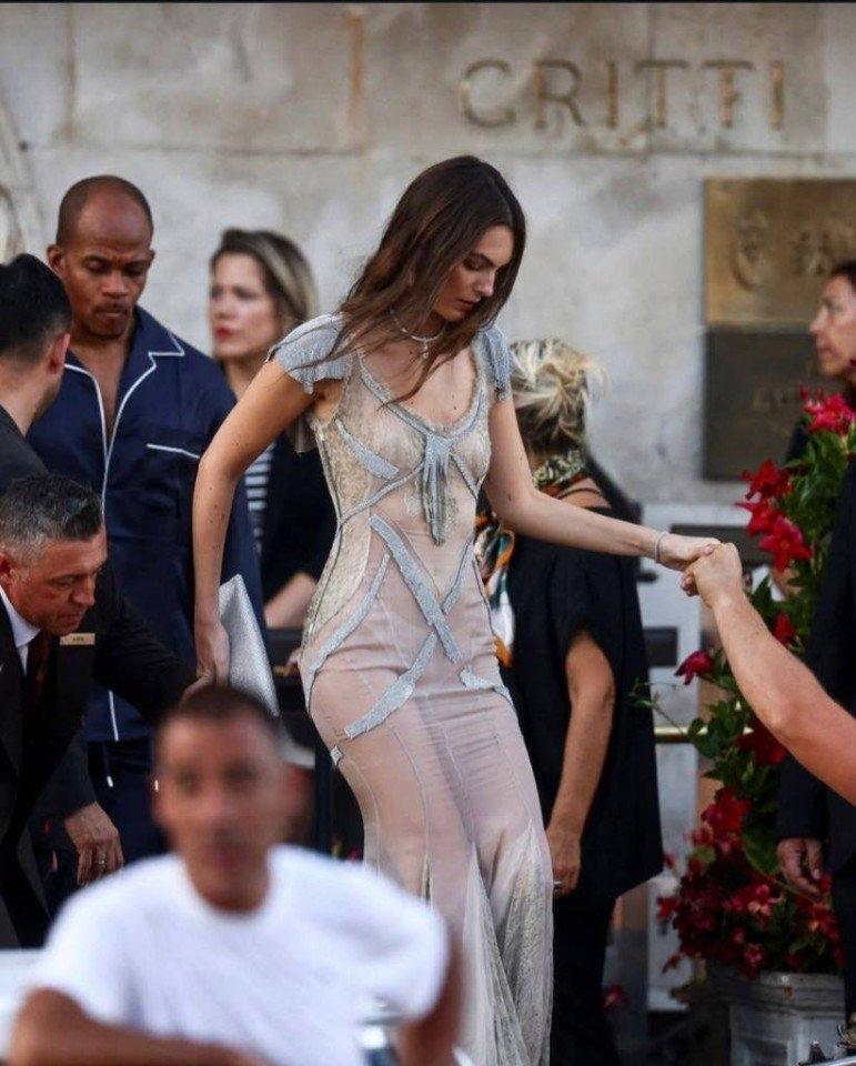 Виттория Черетти, возлюбленная Леонардо ДиКаприо, стала одной из самых обсуждаемых гостей на свадьбе Джеффа Безоса и Лорен Санчес &#128141;