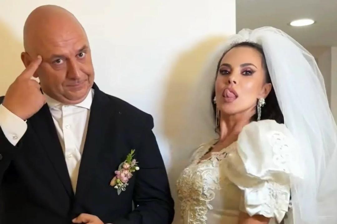 «Мы вернулись»: Настя Каменских в платье невесты избила Потапа букетом в Юрмале 😅