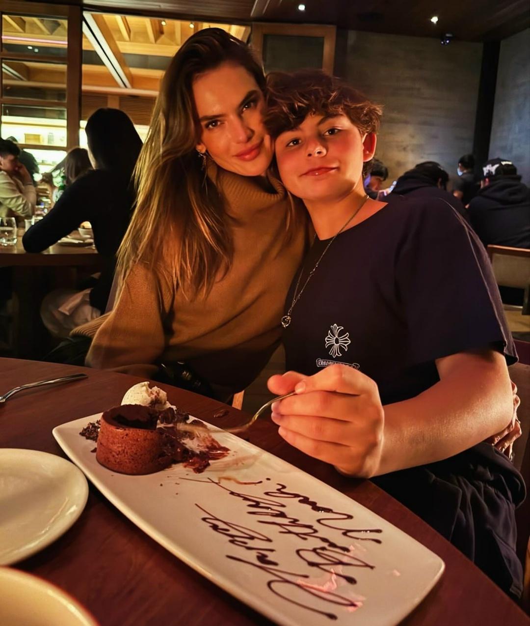 Алессандра Амбросио опубликовала милейшие фото с сыном Ноа, приуроченные к 13-летию мальчика