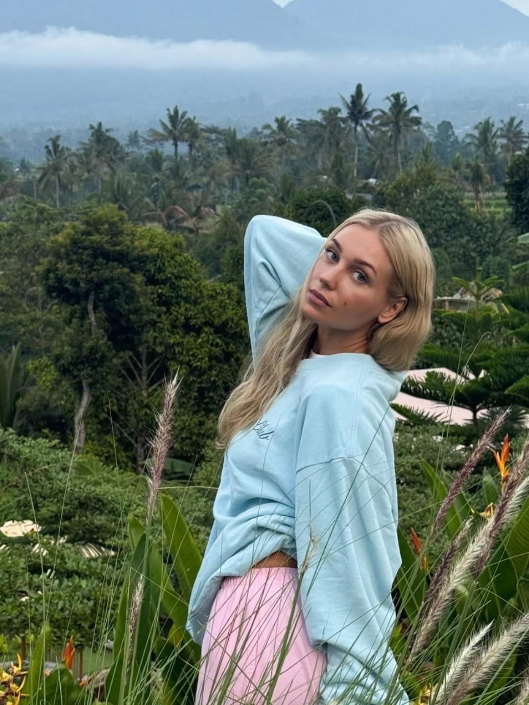 ПОКАЗАЛА ВОЗЛЮБЛЕННОГО