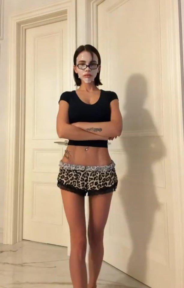 В очередной раз продемонстрировав стальной пресс и осиную талию, Валя Карнавал вызвала бурю негодования