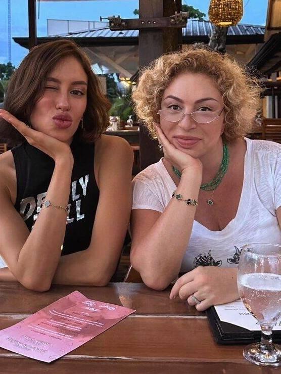 В российском TikTok запустили просто гениальный интерактив — просят выбрать, чьей невесткой вы бы выбрали стать? 😅