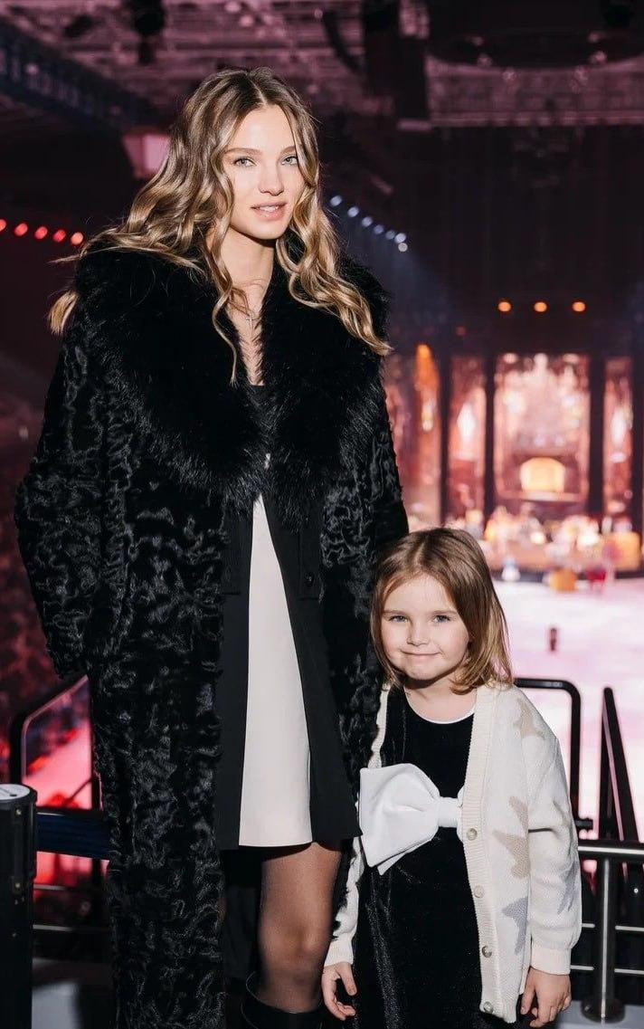 ДВЕ КРАСОТУЛИ 🙏 Среди гостей премьеры "Белоснежки" была замечена Алеся Кафельникова с дочкой 🎄