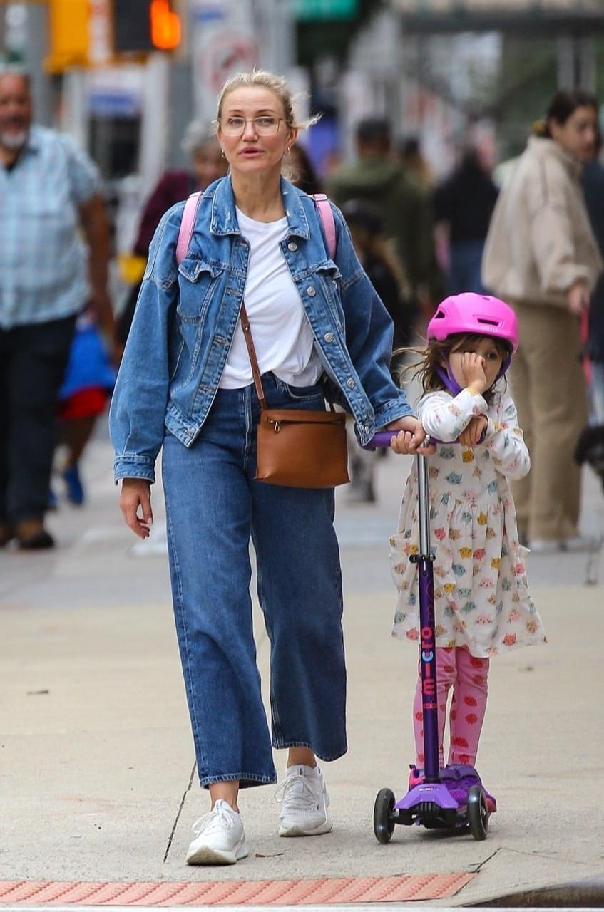 Редкие фото &#9786; Кэмерон Диас засняли на прогулке с её пятилетней дочерью Раддикс