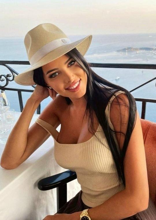 Анастасия Решетова поделилась снимком, что вызвал у поклонников бурю эмоций! Все как один задают вопрос: "Для мусульманки это нормально ?"