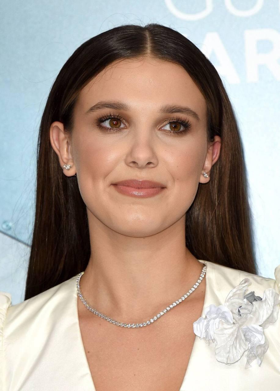 Милли Бобби Браун пожаловалась на коллегу по сериалу «Очень странные дела» Дэвида Харбора