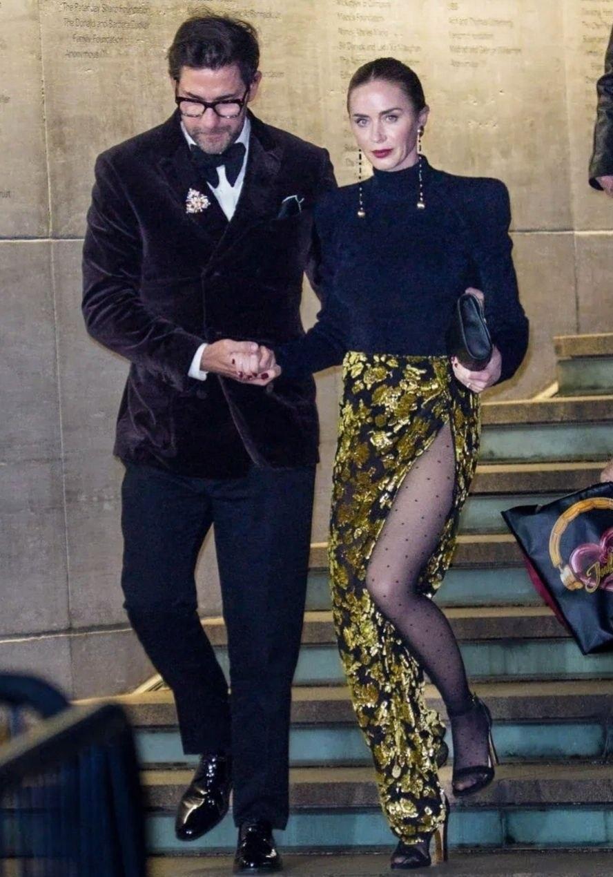 Модница Эмили Блант раздала стиля на вечеринке в Нью-Йорке, выгуляв образ Balmain из последней коллекции с каблучками Jimmy Choo. Элегантный Джон Красински - собственность актрисы.