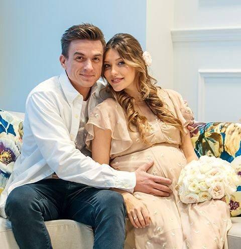 Вслед за Рианной мамой в третий раз стала Регина Тодоренко  Пол и имя новорожденного оставили в тайне. Телеведущая и ее муж Влад Топалов уже воспитывают двоих сыновей.