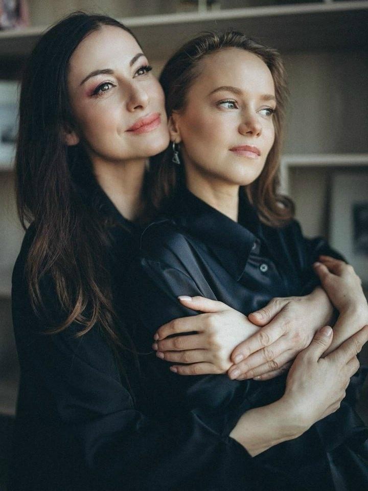 Иногда жизнь пишет сценарии круче любых сериалов: почти 20 лет звезда «Тайн следствия» Анна Ковальчук даже не подозревала о существовании родной сестры