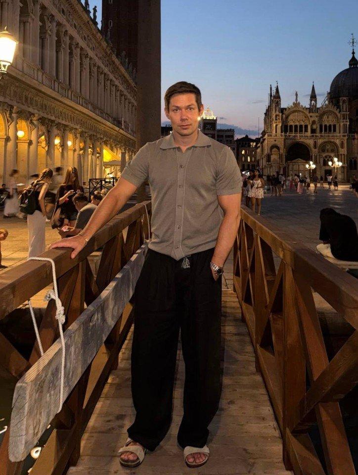Не завидуем! 😅 Стас Пьеха отправился в романтический отпуск в Венецию вместе со своей избранницей, стилистом Полиной Плехановой.