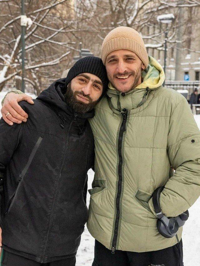 Пока одни знаменитости всеми силами стараются поддерживать имидж недосягаемых небожителей, Аслан Бижоев спокойно выдает посылки в собственном ПВЗ.