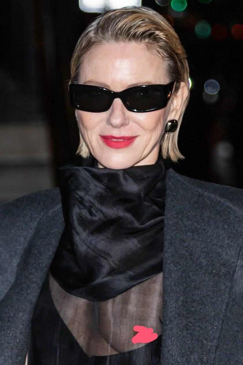 57-летняя Наоми Уоттс вышла в свет с обнажённой грудью