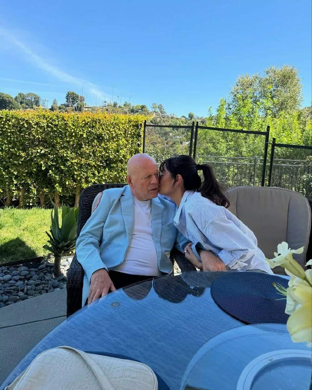 Жена Брюса Уиллиса съехала от него из-за его деменции&#128148;