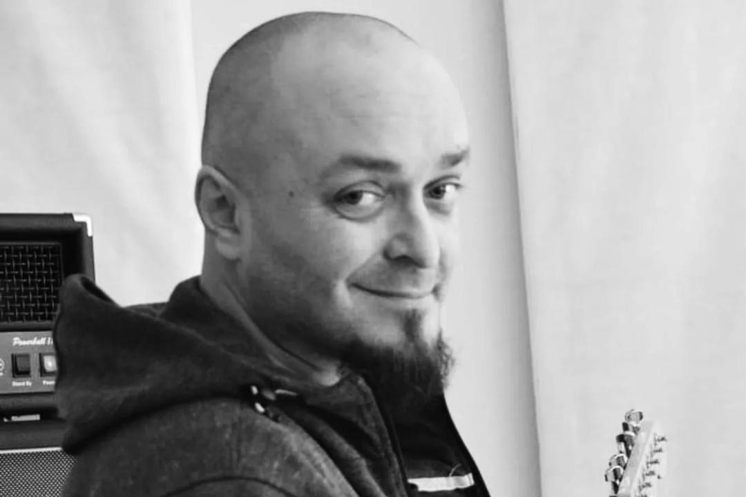 ЖУУУТЬ! 💔 Тело музыканта рок-группы «Кукрыниксы» Дмитрия Оганяна с отрубленной рукой обнаружили у морского порта в Петербурге