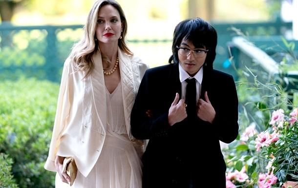 Сын Анджелины Джоли и Брэда Питта отказался от фамилии отца!