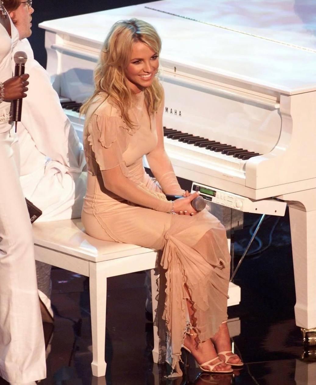 ЖДЕМ? 😉 Бритни Спирс заявила, что собирается вернуться на сцену. Совсем скоро она выступит вместе со своим сыном в Великобритании и Австралии. Тем не менее артистка больше никогда не возобновит свою карьеру в США.