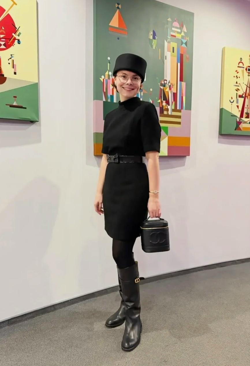 Молодая жена Евгения Петросяна появилась на публике в коротком платье 😅