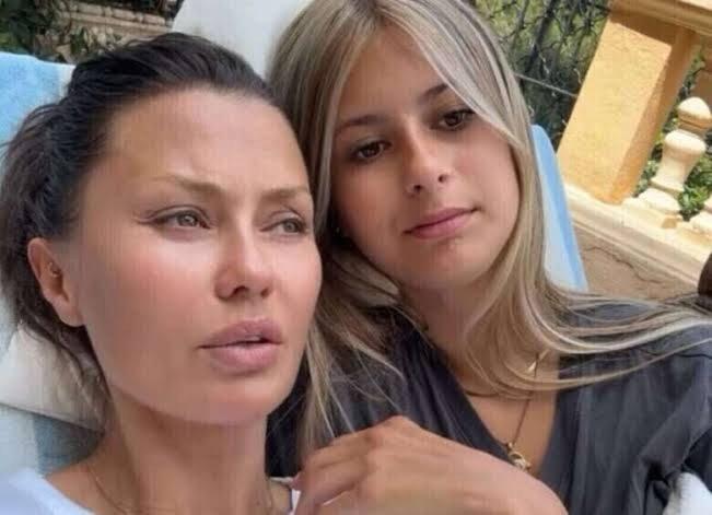 Дочь Бони записала мать и отца в телефоне под именем «свинья»