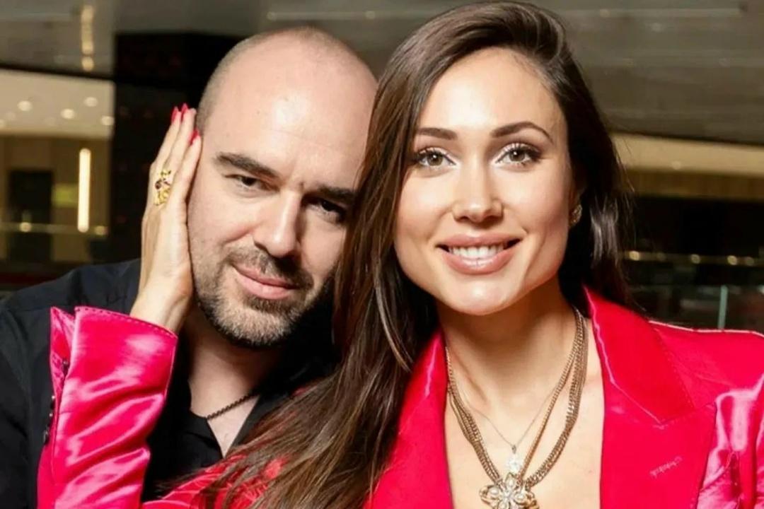 «Обидно. Так себя не уважает»: Елену Товстик раскритиковали из-за фото бывшего мужа, которыми заставлен ее дом 😅