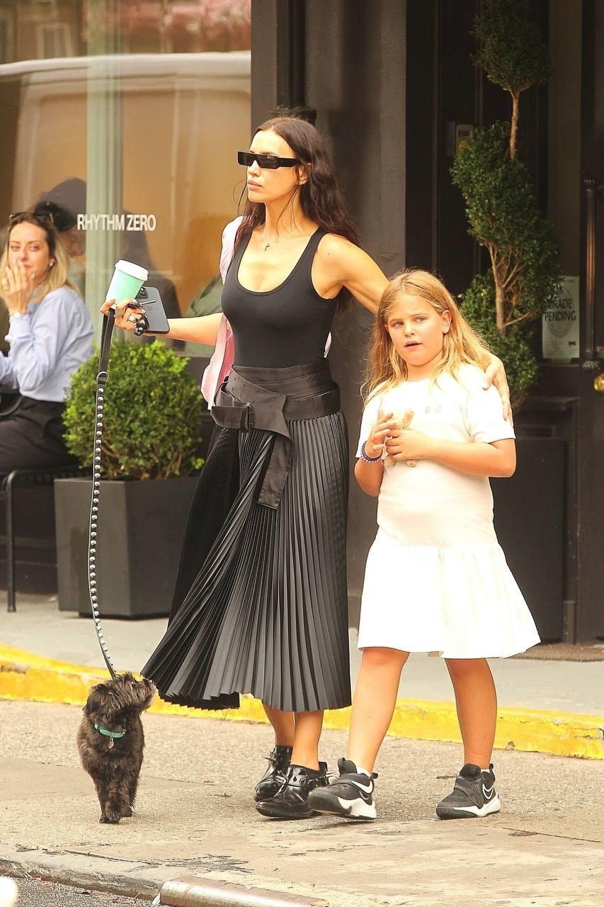 Чёрно-белый парный образ Ирины Шейк и её дочки Леи от Брэдли Купера