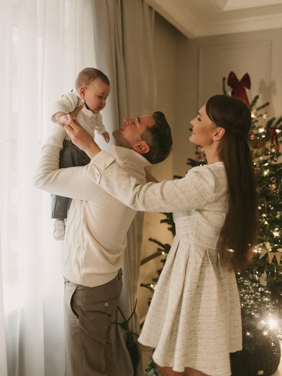 Актер Иван Стебунов поделился милой фотосессией со своим сыном и женой