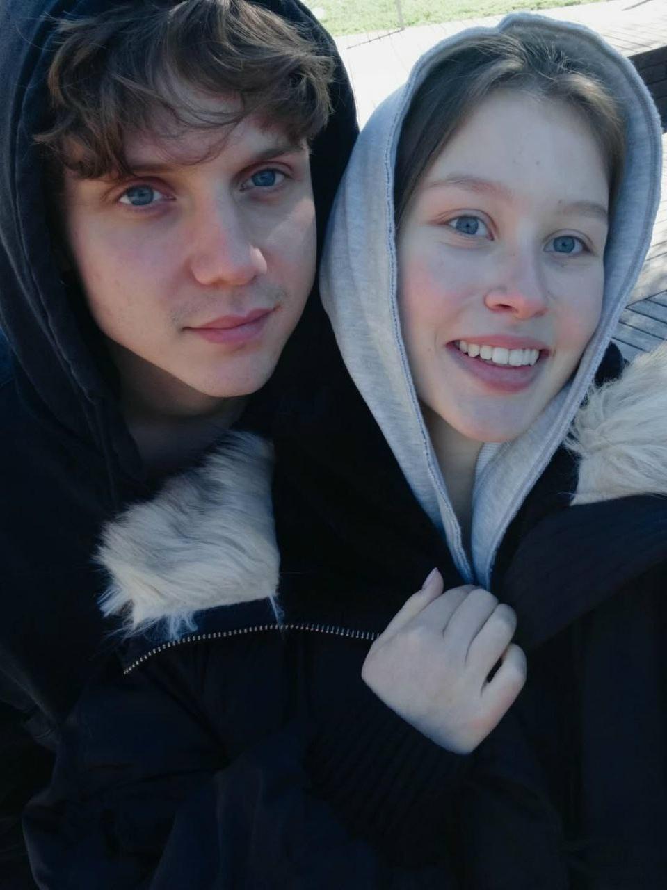 Юлия Пересильд заявила, что хорошо относится к Ване Дмитриенко и не собирается вмешиваться в отношения своей старшей дочери.😉