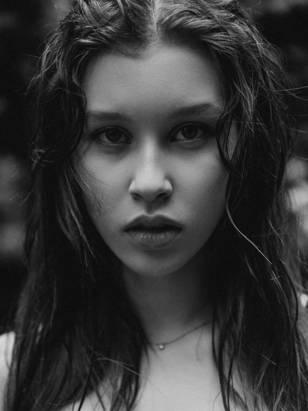 "ВЫГЛЯДИТ ГОРАЗДО СТАРШЕ" &#128148; 16-летняя Анна Пересильд покорила устроила фотосессию под дождём. &#128167;