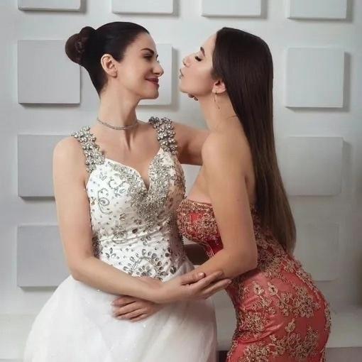 История Златы Ковальчук уникальна: миллионы зрителей увидели её в момент рождения в сериале «Тайны следствия», ведь Анна Ковальчук решилась на реальные съемки родов.