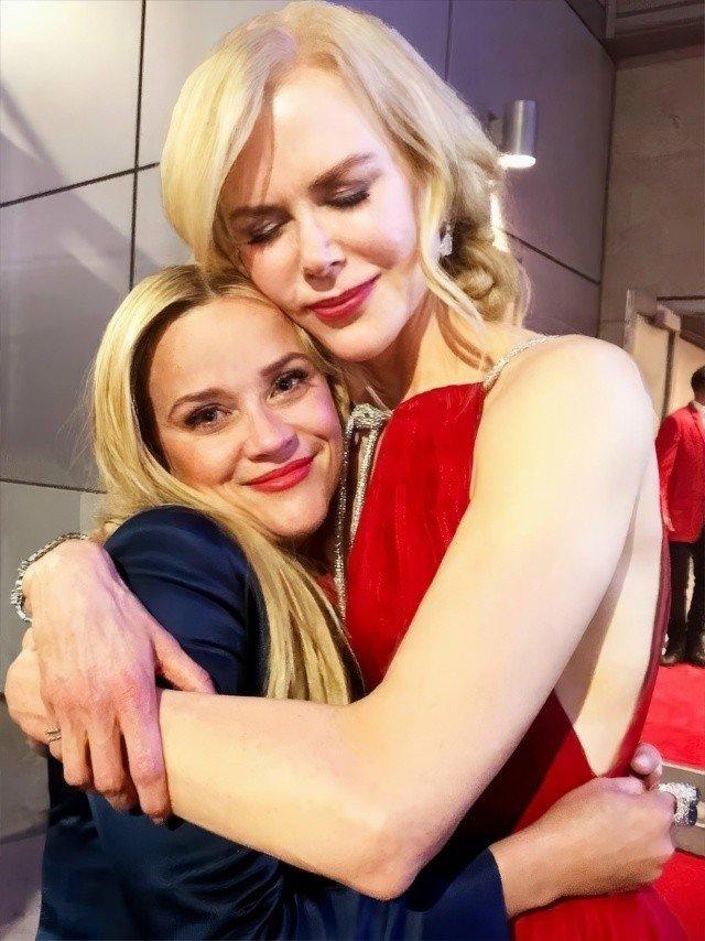 Кто сказал, что в Голливуде нет места искренней женской дружбе? Николь Кидман и Риз Уизерспун — живое опровержение этого мифа. Несмотря на разницу в 10 лет, эти две иконы кино нашли друг друга в 2017 году на съемках хита «Большая маленькая ложь».