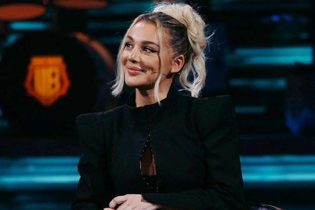 «Я первая девушка, которая села на это уютное место»: Анна Седокова стала соведущей Павла Воли 😅