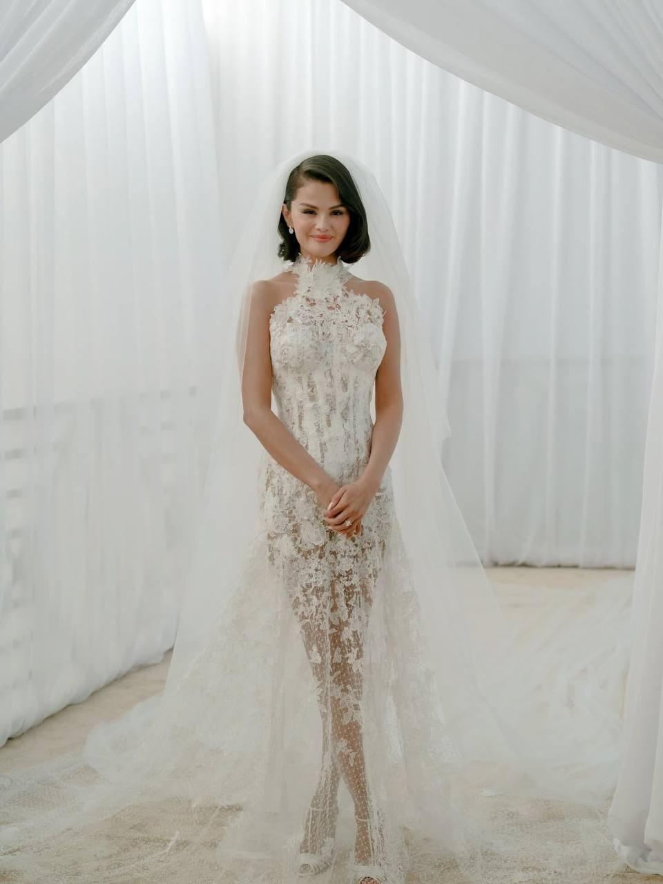 Селена Гомес поделилась кадрами со своей свадьбы с Бенни Бланко и показа три образа невесты