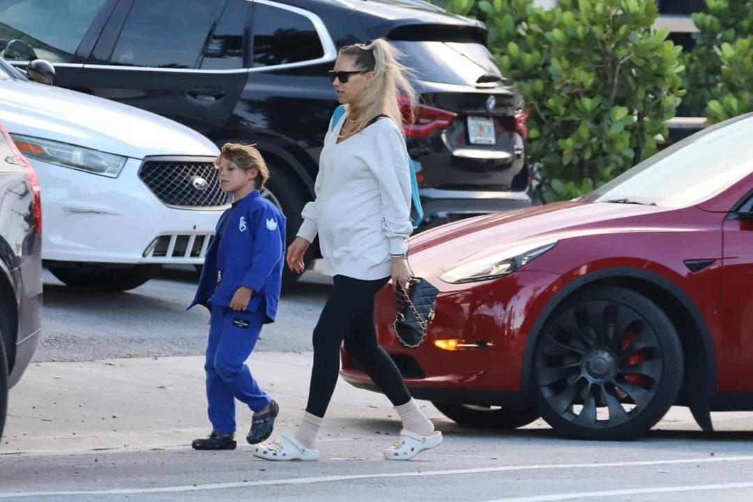 Напрасные старания: беременная Курникова уже не может скрыть изменившуюся фигуру &#128521;