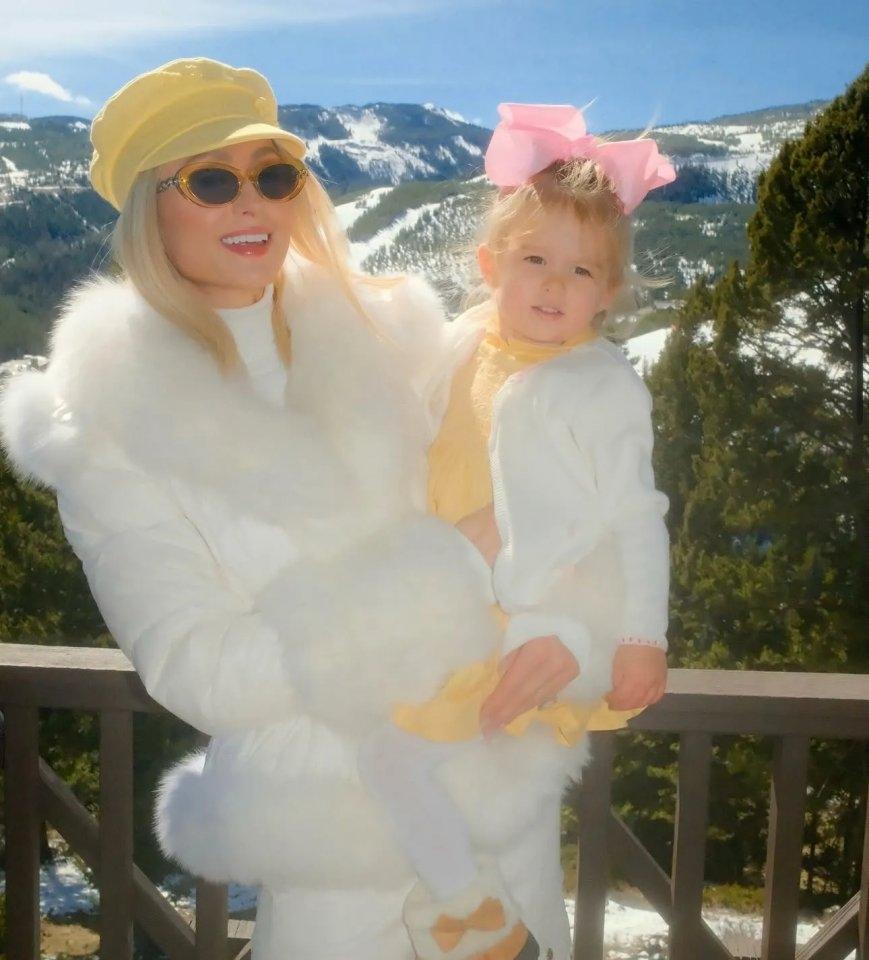 Пэрис Хилтон поделилась кадрами семейного отдыха на элитном горнолыжном курорте в Монтане, где она проводит время с мужем Картером Реумом и детьми — сыном Фениксом и дочерью Лондон