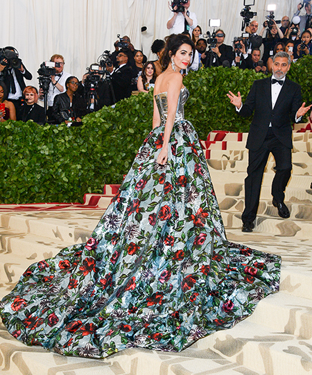 Джордж Клуни о платье жены Амаль на Met Gala 2018: &quot;Она прячет под ним близнецов&quot;